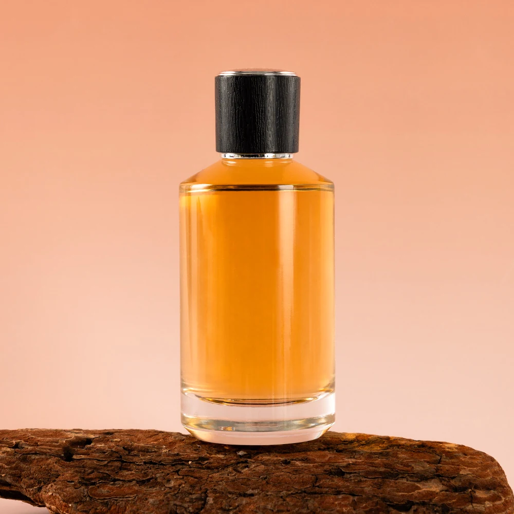 Butelka na perfumy z okrągłym ramieniem i czarną nakrętką