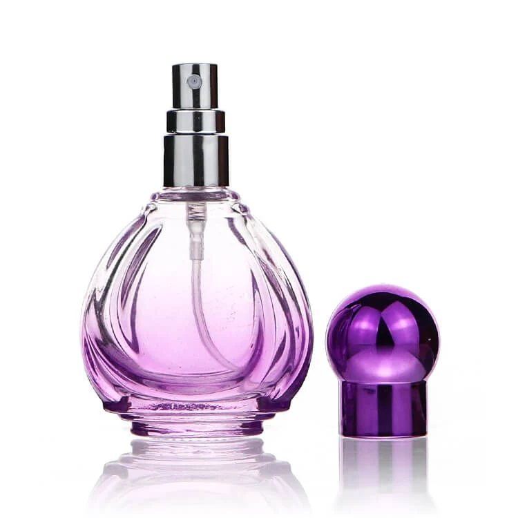 Fioletowa szklana butelka z rozpylaczem do perfum w kształcie łezki