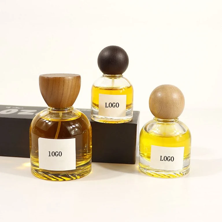 Okrągłe butelki na perfumy z ozdobnymi nakrętkami imitującymi drewno