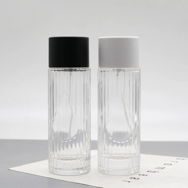 Cylindryczne butelki na perfumy z pionowym żebrowaniem