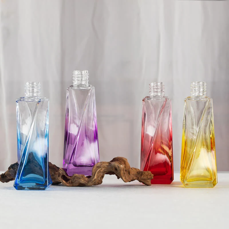 Kolekcja skręconych prostokątnych szklanych butelek na perfumy