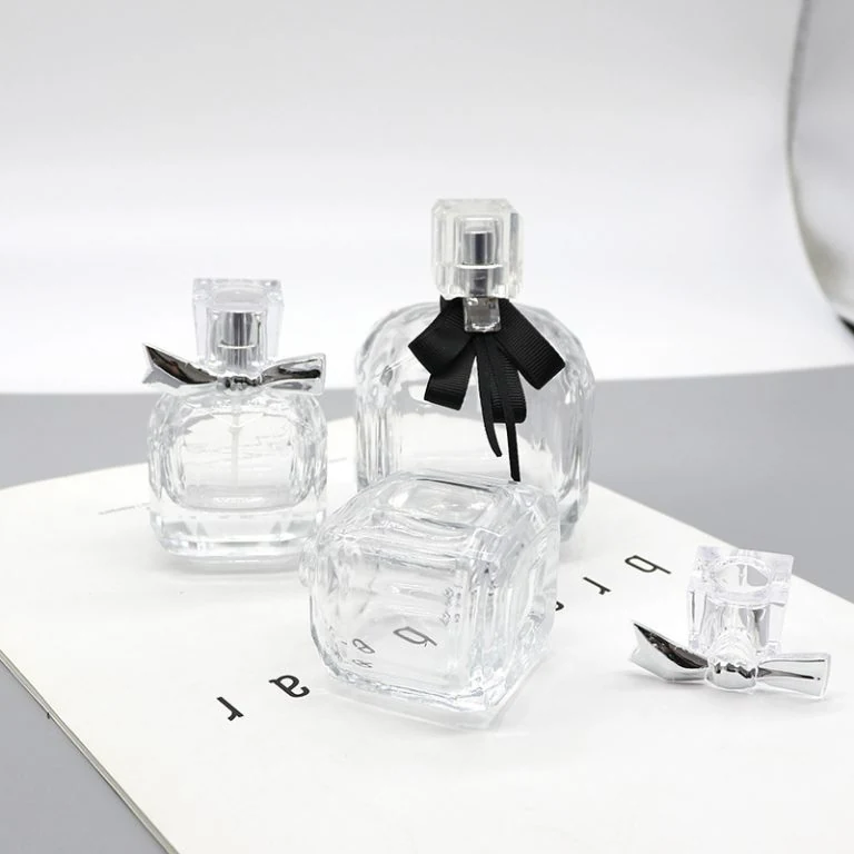 Fasetowane butelki na perfumy z kokardką