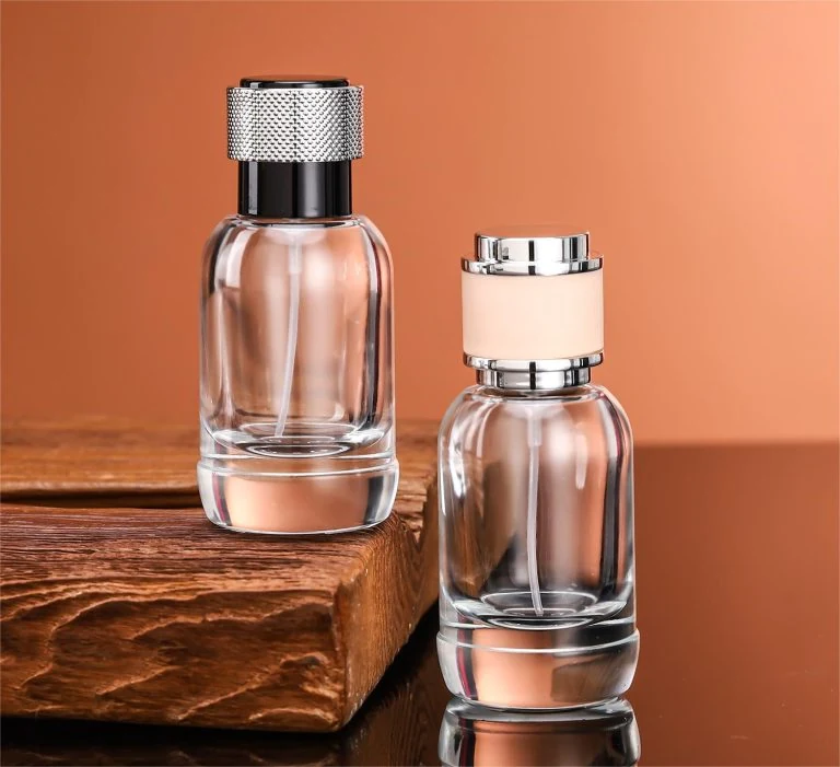 Zaokrąglone butelki na perfumy z kontrastowymi zakrętkami